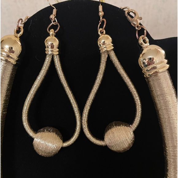 Necklace with matching earrings - Picture 3 of 3